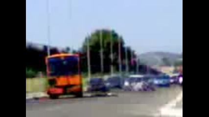 Автобус Отнася Предната Част На Автомобил 