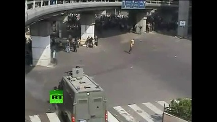 Полиция бие граждани в Кайро 