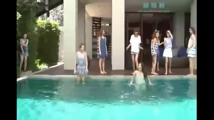 Snsd Aagg Sooyoung push hyoyeon in the pool