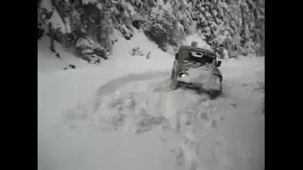 Lada Niva в дълбок сняг 