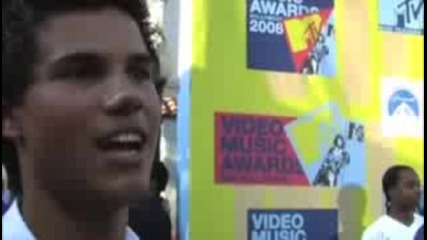 Taylor Lautner On The Red Carpet At The Vmas