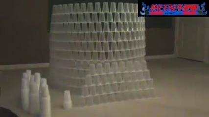 Човек реди замак от 600 чаши!