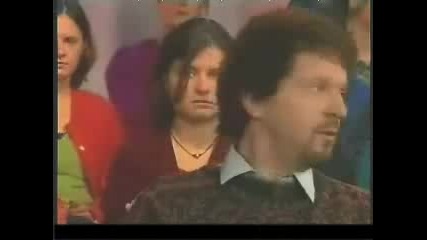 Водещ на токшоу се пръска от смях