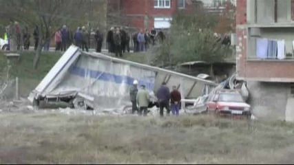 Тир разруши жилищен блок в Кюстендил. Шофьорът почина на място 