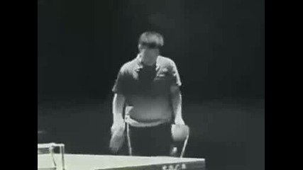 Брус Лий играе тенис на маса с нунджако 