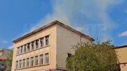 Гори сграда на бивше училище в центъра на Монтана