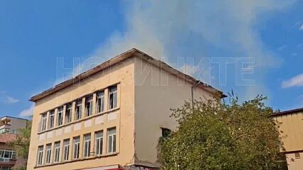 Гори сграда на бивше училище в центъра на Монтана
