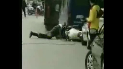 Глупав полицай пада от мотор