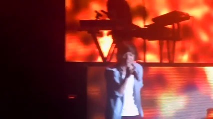 Хари от One Direction помага на фен от публиката на концерта им в Мексико