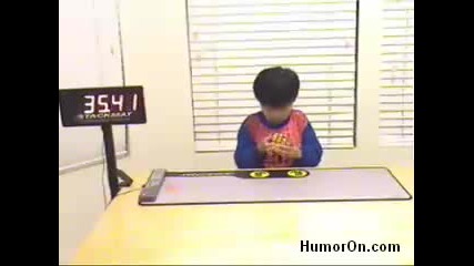 Изумително 6 годишно дете сглобява кубчето рубик за 37:89 секунди !