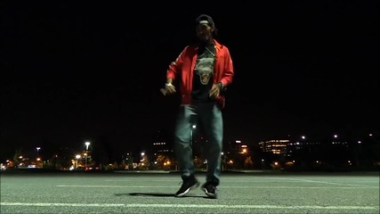 Извънземният танцьор избухва на музика на Michael Jackson
