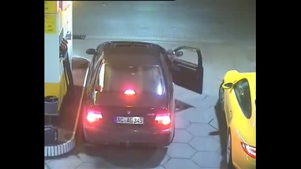 Вижте как се краде жълто Porsche от бензиностанция за 2 секунди!