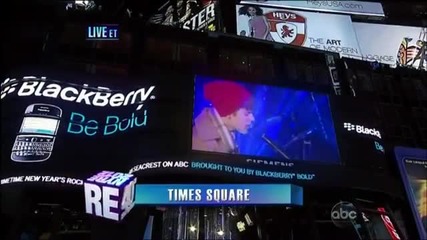 Невероятно изпълнение от Бийбър - Let it be Times Square - New Year's Eve 2011
