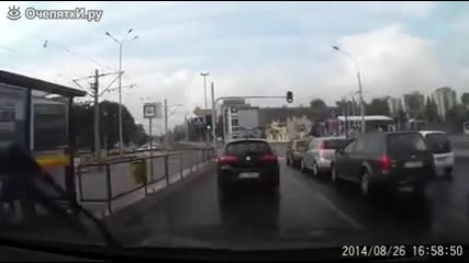 Моторист предпазва старец от нетърпеливи шофьори ,докато преминава пешеходна пътека