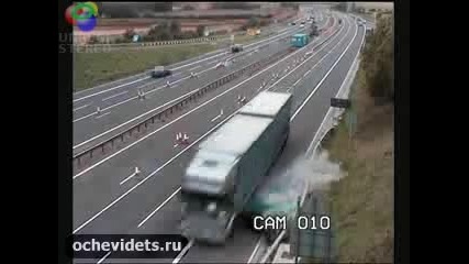 Тоя с камиона си направи път 