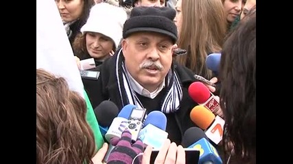 Мъж заплаши да се самозапали пред президентството