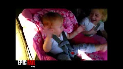 Бебе танцува Gangam Style -смях