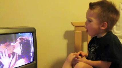 Дечица се радват на Целувката от филма Спайдърмен