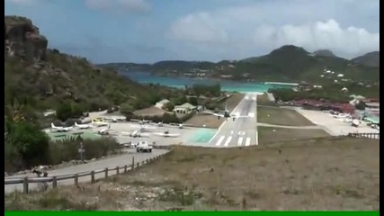 Самолет се озовава в водата 