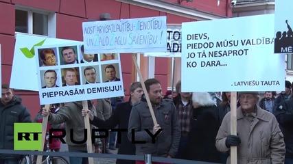 Latvia: Anti-refugee protesters stage rally outside parliament in Riga