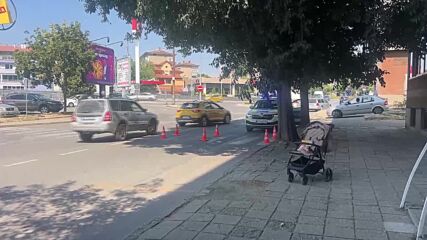 Шофьорка блъсна майка с количка на пешеходна пътека в Казанлък,