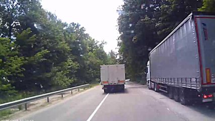 Камион отстъпва място