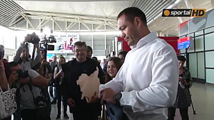 Андреа посреща Кубрат на летището в София 2016