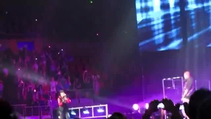 Justin Bieber ft Chris Brown изпяха жестоко look at me now на сцената в Сидни, Австралия 28.04.2011