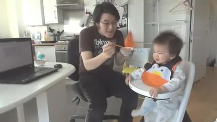 / / 2012 / / Бебе яде когато чуе Gangnam Style