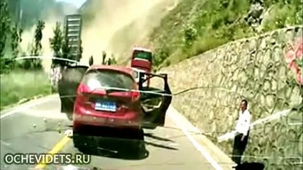 Срутване на скална маса затвори път в Китай