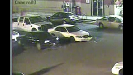сув в ръцете на жена и паркинг 