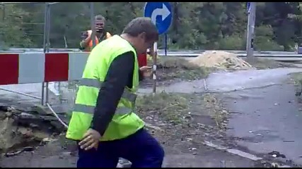 Работници прецакват колега много яко