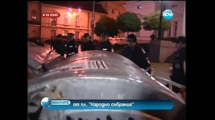 Протестиращи отново атакуват депутатите