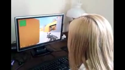 Момиче играе Counter - Strike и се ядосва като я убият ! 