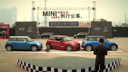 Китаец постави свеотвен рекорд по паралелно паркиране с Mini (видео)