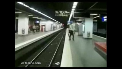 Страхотно Салто Над Релсите