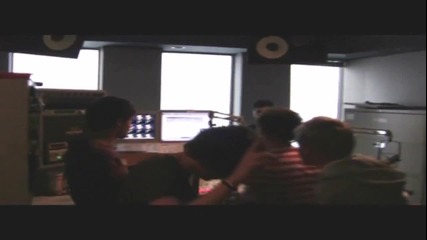 One Direction - зад сцената на радио 107.5 the River