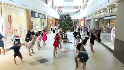 хубави мацки танцуват в мола