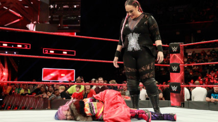 Nia Jax pummels Asuka: Raw, Jan. 8, 2018
