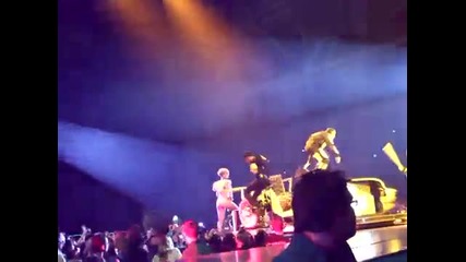 Rihanna - Shut Up And Drive live in Arnhem 