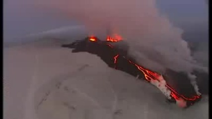 Заснето днес - Вулканът Ейяфятлайокул продължава да бълва дим и пепел - част 2 