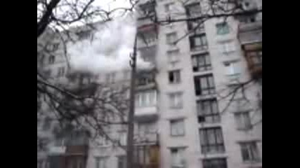 Луди се меткат от 5 етаж на блок