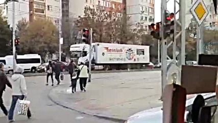 Пешеходци пресичат на червено в Пловдив