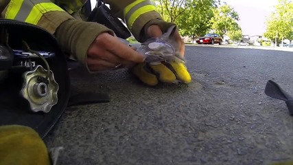 Пожарникар спасява коте