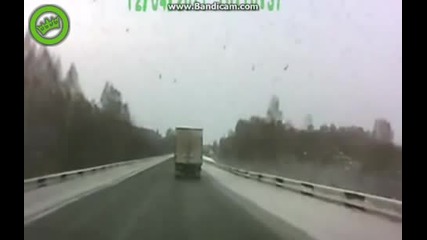 Камион се пързаля между коли по заснежен път