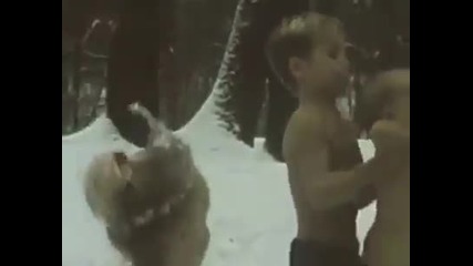 Невероятни упражнения с бебета голи в снега и каляване в ледена вода!