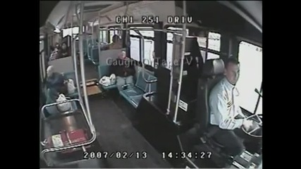 Автобусен шофьор със спасяващо бърза реакция!