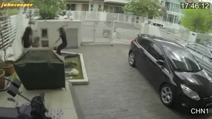 Жена пребива крадеца ,който я напада