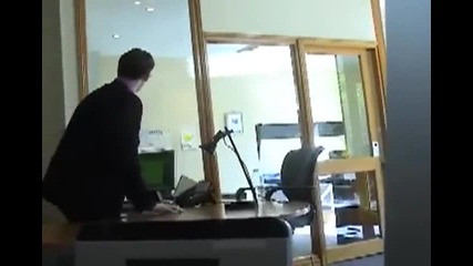 Ядосан служител полудява в офиса 
