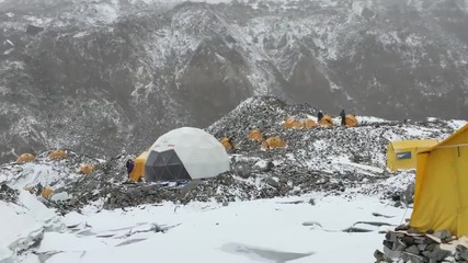 Базов лагер на Еверест е погребан от земетресение и лавина след труса, има загинали